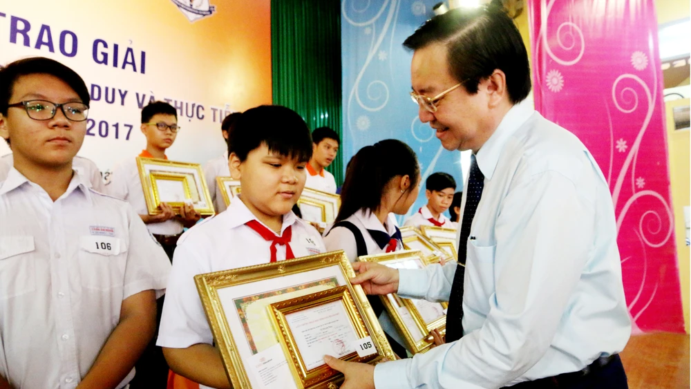 Giám đốc Sở Giáo dục và Đào tạo TPHCM Lê Hồng Sơn trao giải thưởng cho các học sinh đạt giải nhất. Ảnh: VÕ THẮM