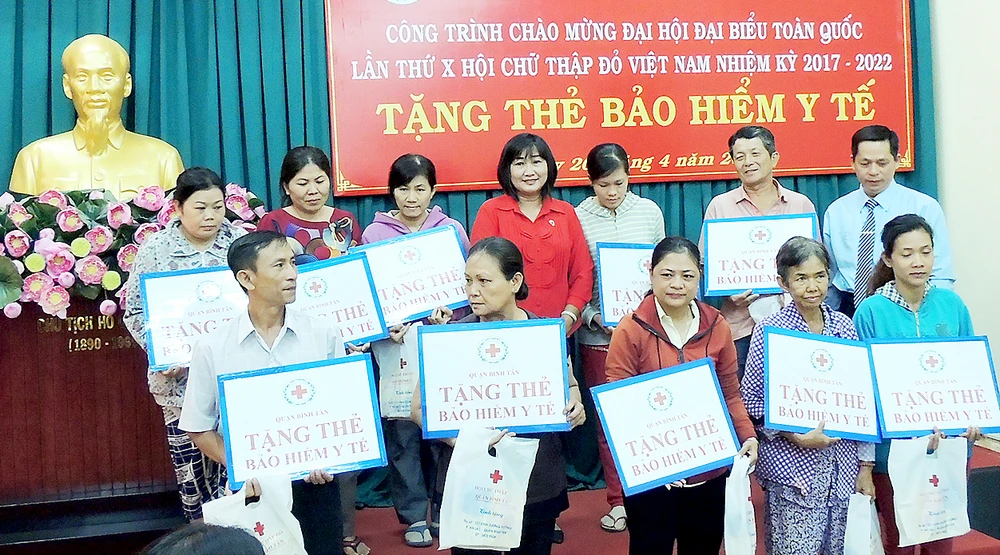 Hội CTĐ quận Bình Tân tặng thẻ BHYT cho người nghèo