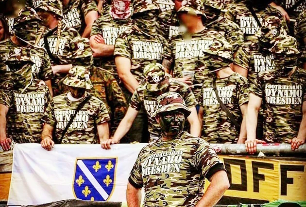 Các CĐV Dynamo Dresden trong trang phục quân đội. 