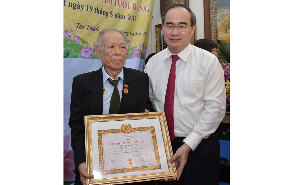 Bí thư Thành ủy TPHCM Nguyễn Thiện Nhân trao huy hiệu 70 năm tuổi đảng cho đồng chí Nguyễn Ngọc Cẩm. Ảnh:Việt Dũng