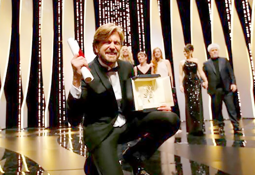 Đạo diễn Ruben Ostlund hạnh phúc với chiến thắng Cành cọ vàng Ảnh: REUTERS 