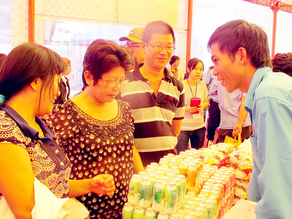Doanh nghiệp địa phương giới thiệu sản phẩm tại hội chợ