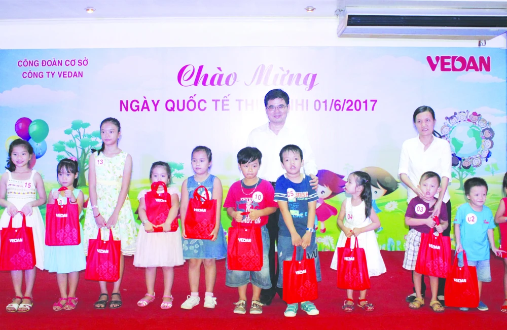 Ông Ko Chung Chih trao quà cho các bé.