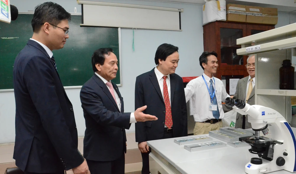 Bộ trưởng Bộ GD-ĐT Phùng Xuân Nhạ thăm phòng thực hành Khoa Dược Trường ĐH Nguyễn Tất Thành 