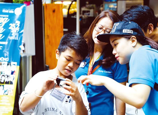 Các em được học cách sử dụng máy ảnh, dưới sự hướng dẫn của tình nguyện viên Sony. Tự khám phá cuộc sống qua ống kính