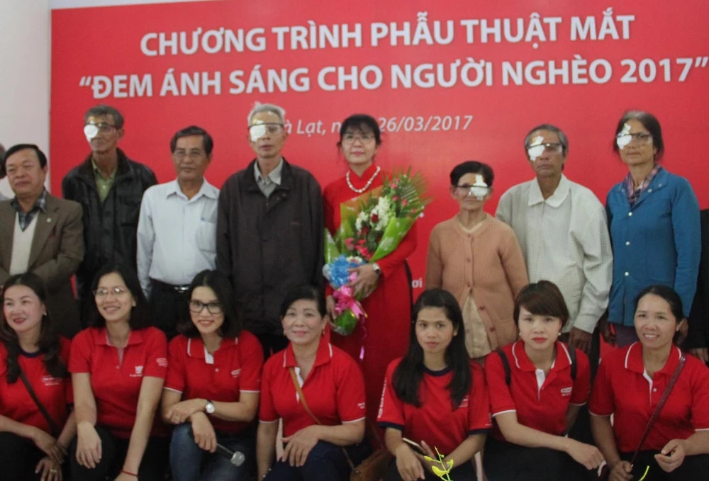  Dai-ichi Life Việt Nam triển khai thành công chương trình “Đem ánh sáng cho người nghèo 2017”