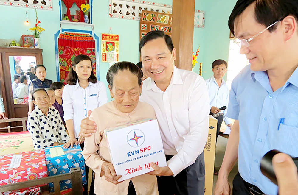 Ông Nguyễn Văn Hợp, Tổng giám đốc EVN SPC tặng quà, thăm hỏi bà Phạm Thị Lệ