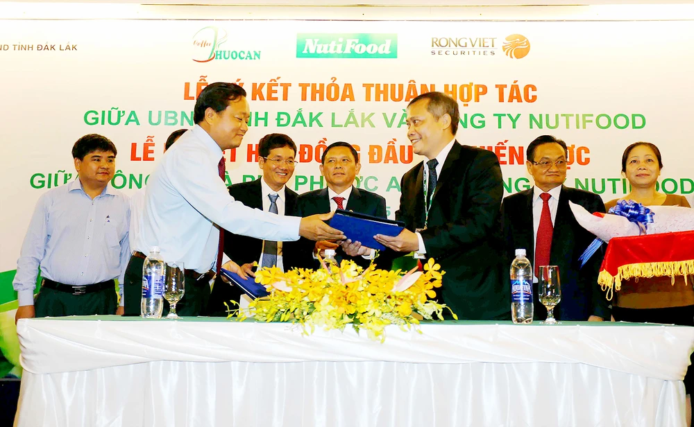 Lễ ký hợp tác thỏa thuận giữa UBND tỉnh Đắk Lắk với doanh nghiệp đầu tư phát triển nông nghiệp công nghệ cao