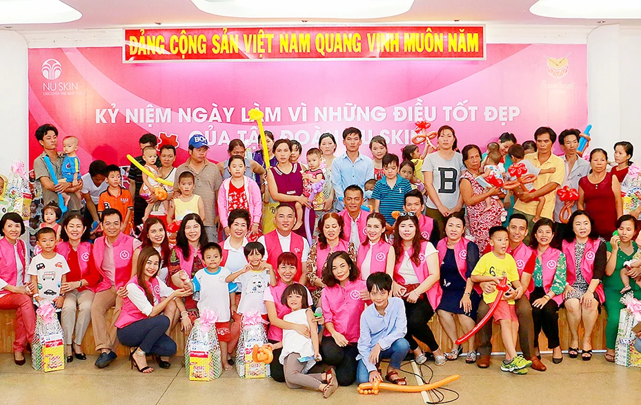 Công ty TNHH Nu Skin Việt Nam đã đến thăm và trao 100 phần quà tặng trẻ em tại Bệnh viện Nhi đồng 2, TPHCM.