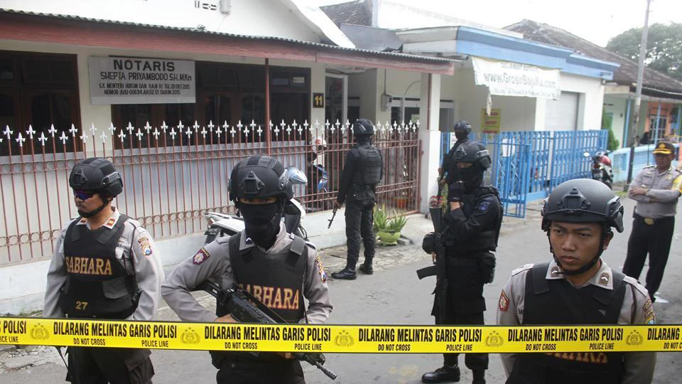 Cảnh sát phong tỏa nhà nghi phạm bị bắt ở huyện Singosari, Malang, Đông Java, Indonesia, ngày 25-6-2017. Ảnh: REUTERS