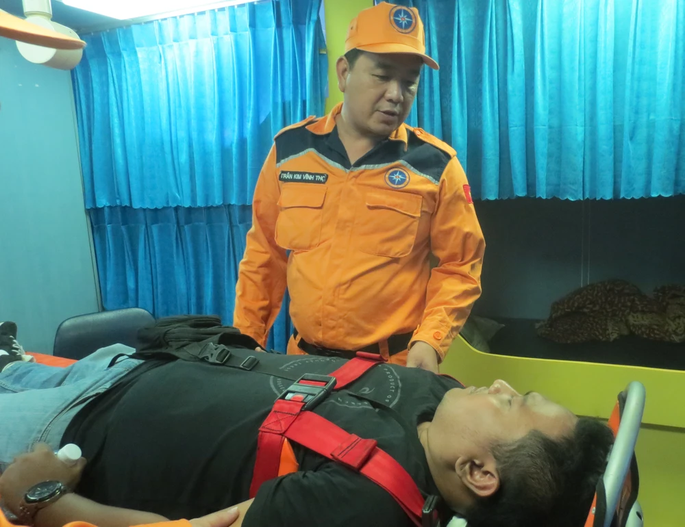 Đại diện Trung tâm Phối hợp tìm kiếm cứu nạn Hàng hải khu vực III thăm hỏi động viên thuyền viên bị bệnh.
