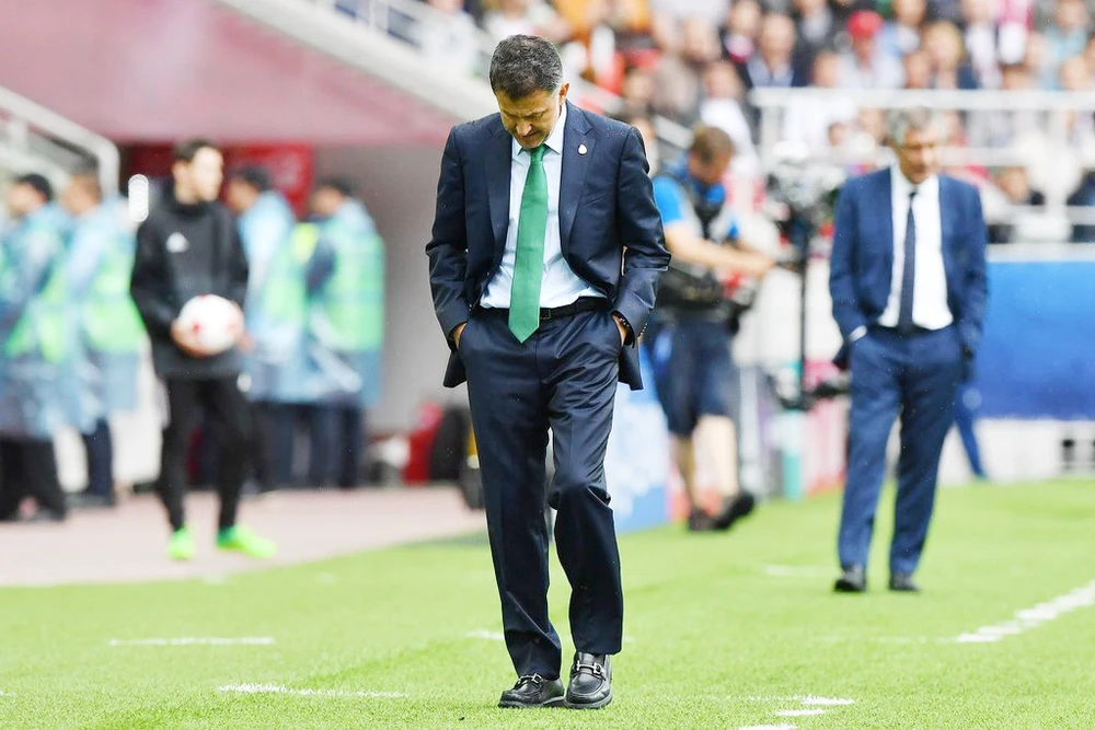 HLV Osorio thất bại cùng Mexico tại Confederations Cup 2017.