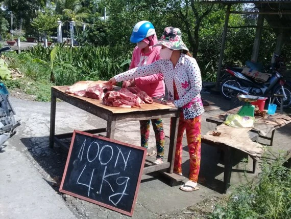 ​ Thịt heo bán lề đường ở Bến Tre ngày 27-6 giá 100.000 đồng/4kg