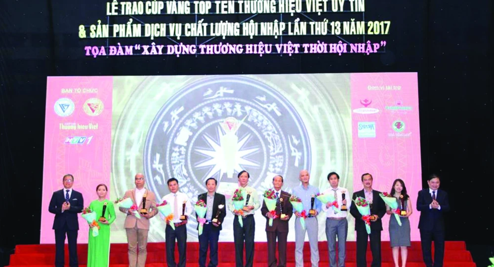 Ông Mai Quốc Thái (thứ 5 từ trái sang) cùng các doanh nghiệp Top 10 Thương hiệu Việt uy tín 2017