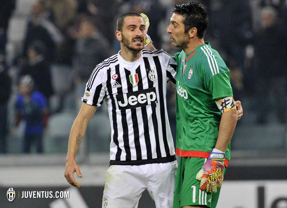 Chỉ mỗi mình Gigi Buffon nói lời tiễn biệt Bonucci (trái).