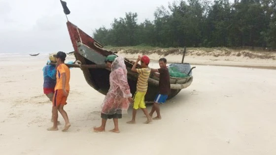 Ngư dân vùng bãi ngang Quảng Trị gánh thuyền đi tránh bão