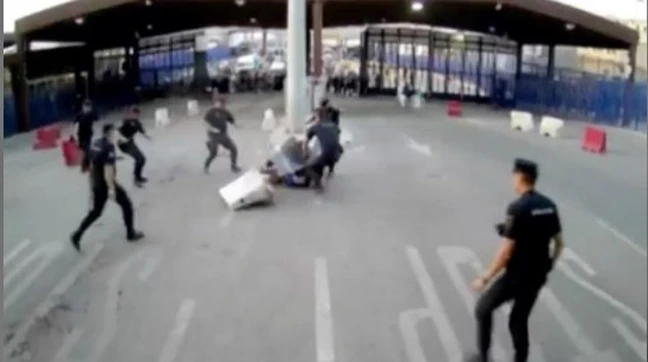  Hình ảnh video an ninh Cảnh sát Tây Ban Nha công bố cho thấy nghi phạm cầm dao vượt biên giới và bị bắt ngày 25-7-2017