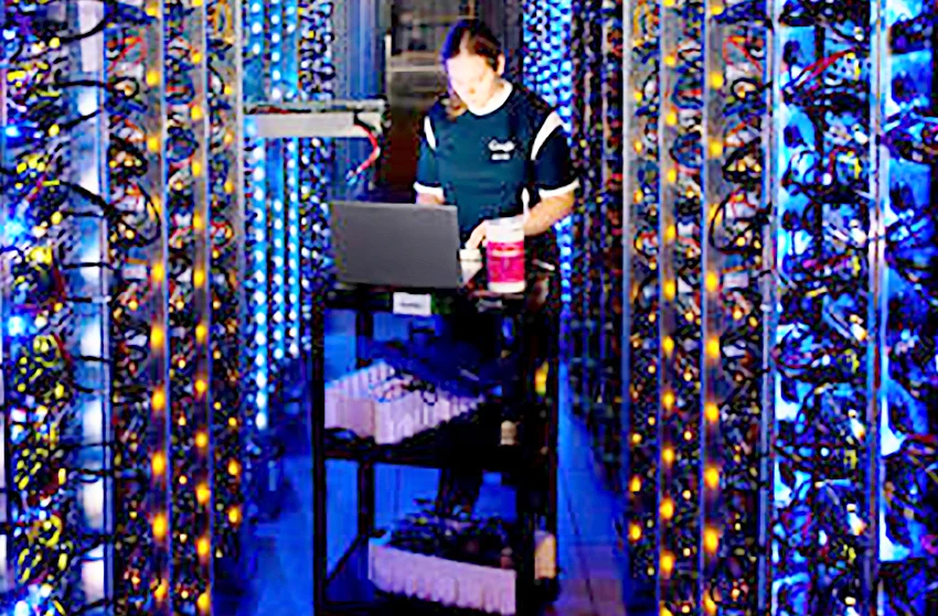 Nhân viên kỹ thuật làm việc tại một cơ sở chuyên cung cấp dịch vụ khai thác tiền ảo đám mây dựa trên phần cứng