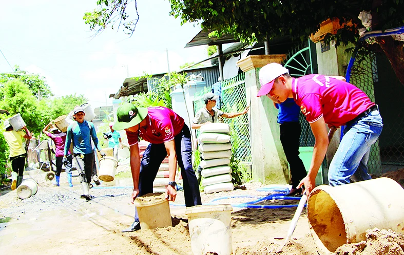 Các chiến sĩ tình nguyện chung tay bê tông hóa một số tuyến đường nông thôn tại huyện ngoại thành TPHCM