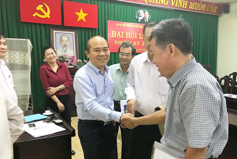 Chủ tịch UBND quận 9 Trần Văn Bảy (thứ 2 từ trái qua) tại một buổi tiếp công dân