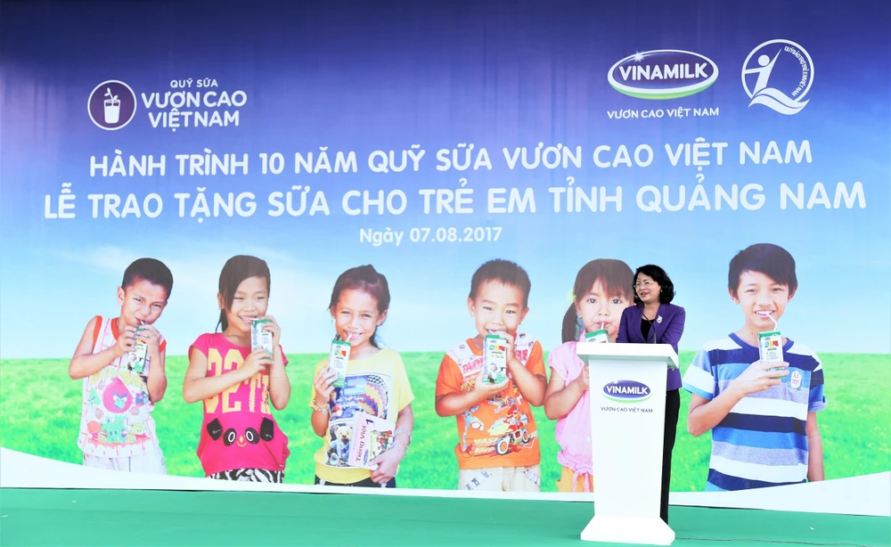 Bà Đặng Thị Ngọc Thịnh - Ủy viên Ban Chấp hành Trung ương Đảng, Phó Chủ tịch nước Cộng hòa Xã hội Chủ nghĩa Việt Nam phát biểu tại buổi lễ