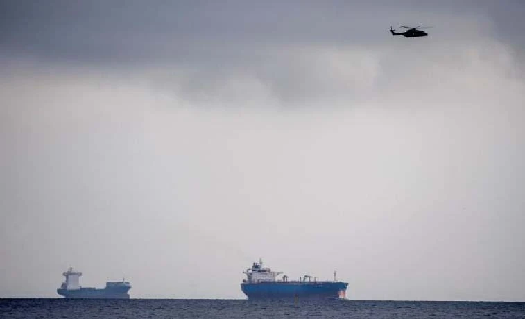 Trực thăng và tàu Hải quân Đan Mạch tìm kiếm khu vực cảng Copenhagen, nơi tàu ngầm UC3 Nautilus bị chìm. Ảnh: REUTERS