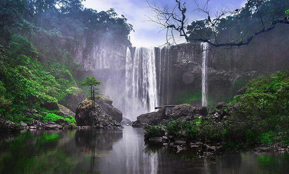 Những thác nước nhiều tầng hoang dã mờ ảo trong sương mù