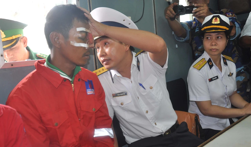 Lực lượng chức năng thăm hỏi và đưa thuyền viên gặp nạn vào bờ