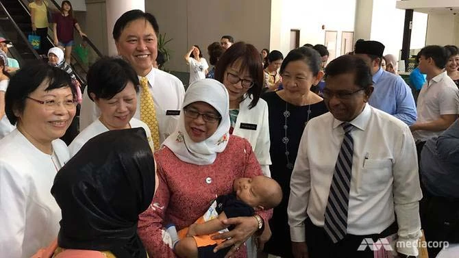 Cựu Chủ tịch Quốc hội Singapore Halimah Yacob khai trương ngân hàng sữa ngày 17-8-2017. Ảnh: MEDIACORP