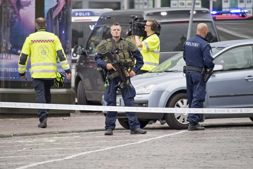  Cảnh sát Phần Lan điều tra tại hiện trường vụ tấn công bằng dao tại Turku. Ảnh: TTXVN