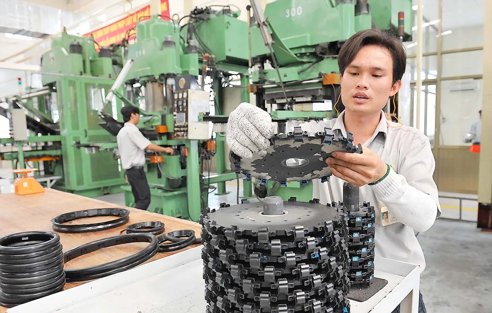 Dây chuyền sản xuất của Nhà máy Cao su Thống Nhất thuộc Tổng công ty Công nghiệp Sài Gòn . Ảnh: VIỆT DŨNG