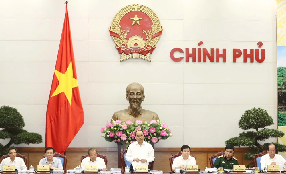 Thủ tướng Nguyễn Xuân Phúc chủ trì Phiên họp chuyên đề của Chính phủ về xây dựng pháp luật. Ảnh: TTXVN