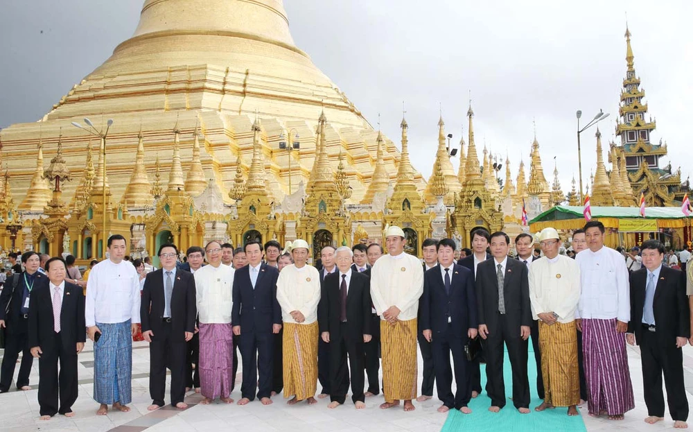  Tổng Bí thư Nguyễn Phú Trọng và các đại biểu chụp ảnh chung tại Chùa Vàng. Ảnh: TTXVN