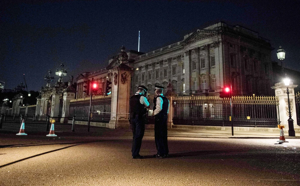 Cảnh sát gác bên ngoài Điện Buckingham ở thủ đô London (Anh) ngày 26-8 sau vụ tấn công. Ảnh: TTXVN