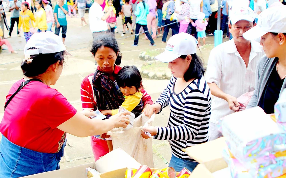 Trao quà cứu trợ đồng bào dân tộc Rắc Lây ở xã Phước Tân