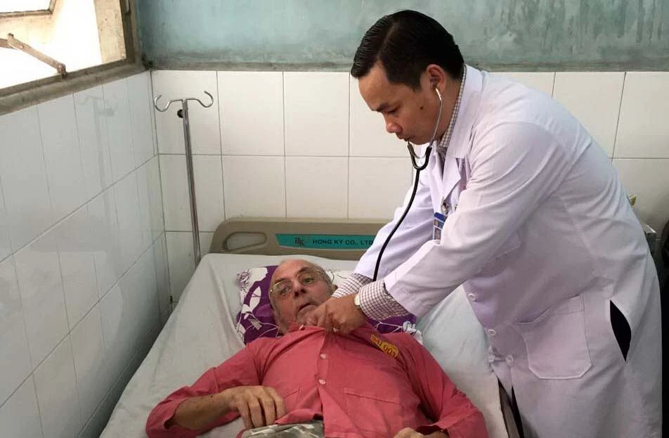 Bác sĩ Nguyễn Khắc Vui thăm khám cho bệnh nhân người nước ngoài
