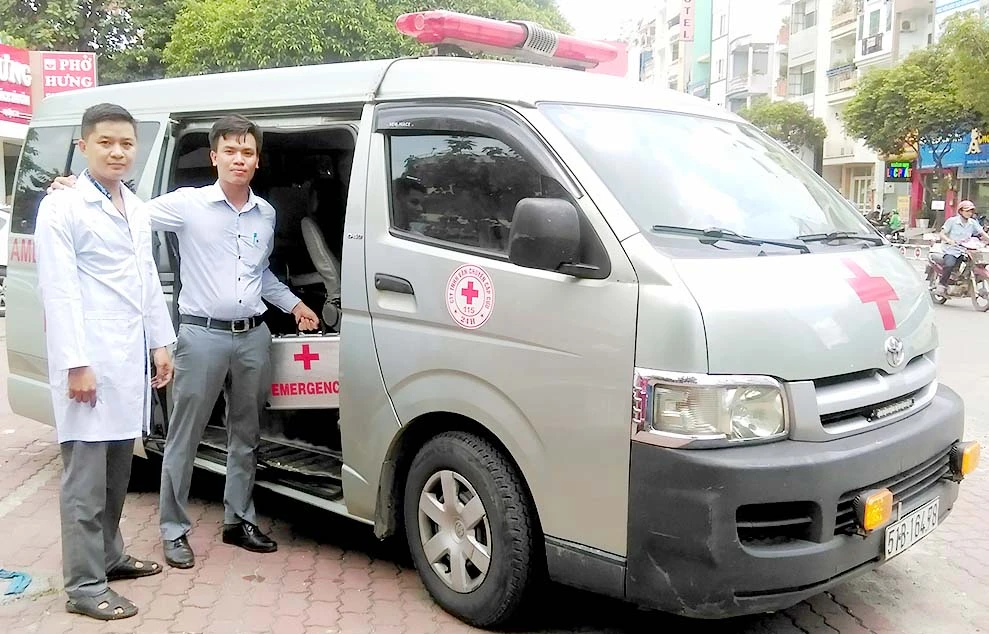 Anh Nguyễn Ru Bi (phải) bên chiếc xe vận chuyển cấp cứu của mình