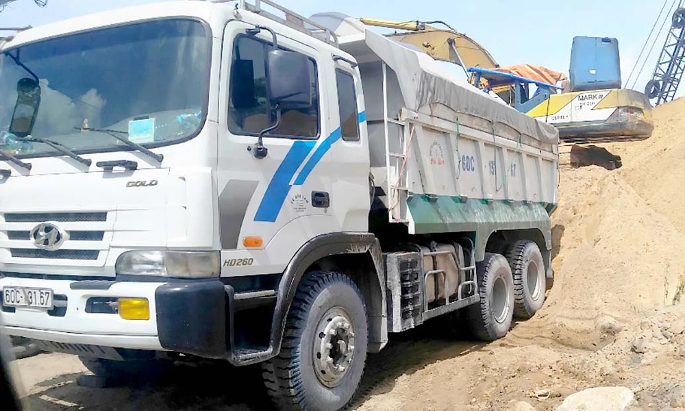 Xe tải chở cát tại một vựa vật liệu xây dựng trên đường Mai Bá Hương