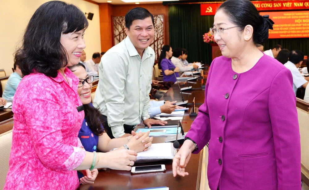 Phó Bí thư Thành ủy TPHCM Võ Thị Dung (bìa phải) trao đổi cùng các đại biểu tại hội nghị . Ảnh: Việt Dũng