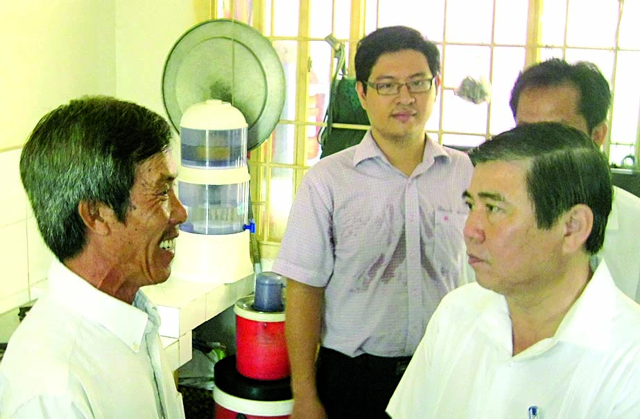  Chủ tịch UBND TPHCM Nguyễn Thành Phong thăm một hộ dân tái định cư ở huyện Bình Chánh