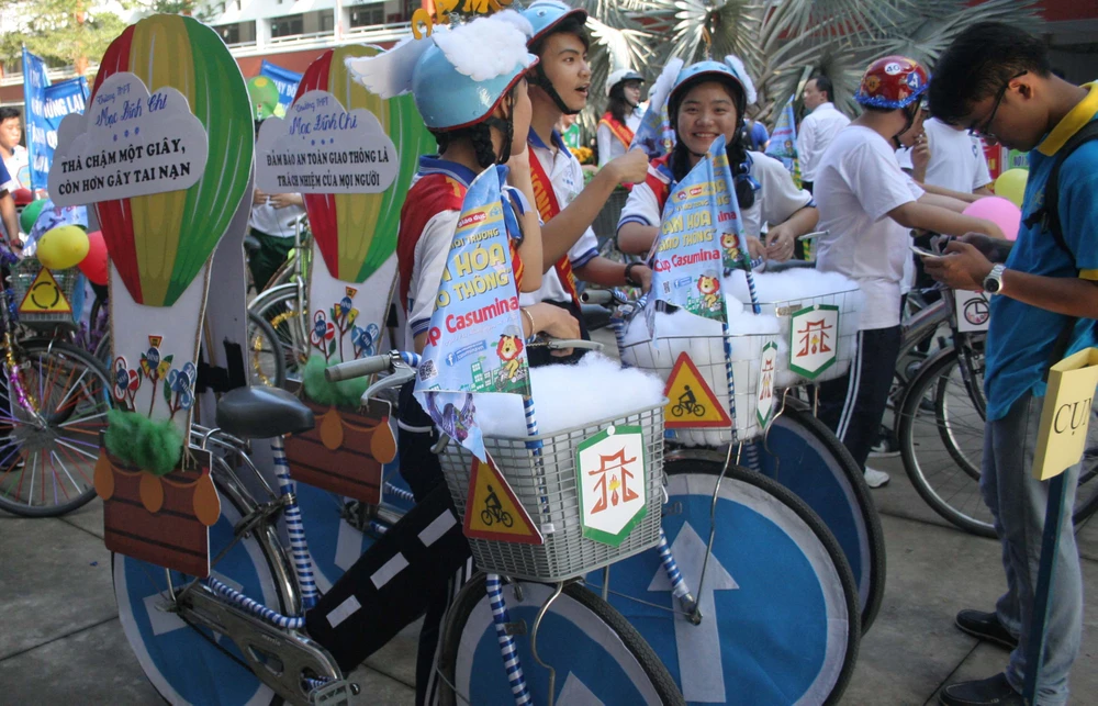 Xe đạp được trang trí khẩu hiệu giao thông bắt mắt của học sinh trường THPT Mạc Đĩnh Chi