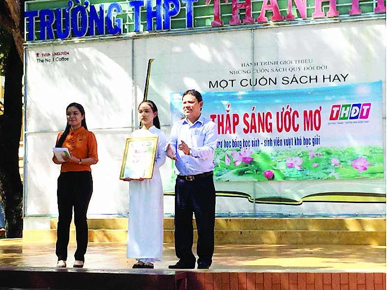 Cty TNHH MTV XSKT tỉnh Đồng Tháp đồng hành cùng CT “Thắp sáng ước mơ” cho học sinh nghèo ở Sa Đéc