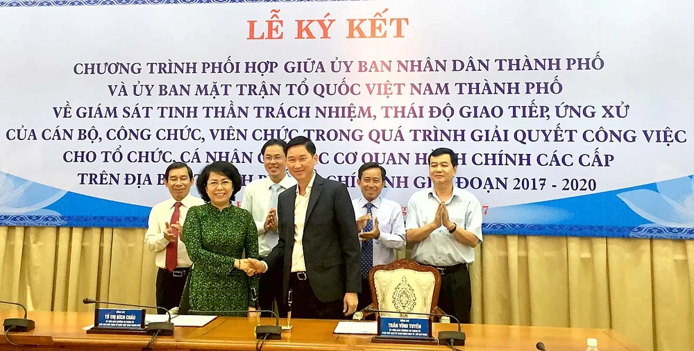 Phó Chủ tịch UBND TP Trần Vĩnh Tuyến và Chủ tịch Ủy ban MTTQ Việt Nam TPHCM Tô Thị Bích Châu ký kết quy chế phối hợp
