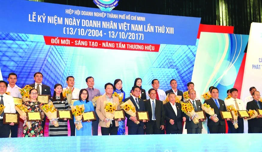 Đại diện Công ty Cổ phần Tập đoàn Xây dựng Hòa Bình (thứ 6 từ trái sang hàng đầu) nhận Kỷ niệm chương của Ban tổ chức