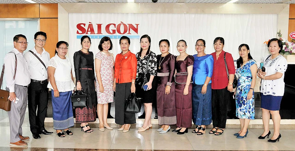 Đoàn nhà báo Campuchia đến thăm, chụp ảnh lưu niệm với đại diện Ban biên tập Báo SGGP. Ảnh: TỐNG DUY TRƯƠNG