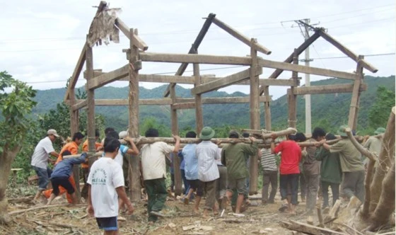Người dân cùng nhau dựng lại nhà trong lũ ở Ngư Hóa, Tuyên Hóa, Quảng Bình. Ảnh: MINH PHONG