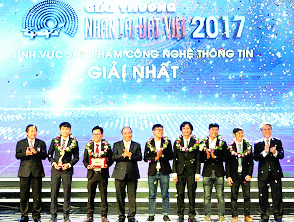 Thủ tướng Nguyễn Xuân Phúc trao giải nhất giải thưởng Nhân tài Đất Việt 2017