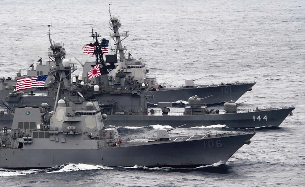 Tàu chiến Mỹ và Nhật Bản tập trận trên biển