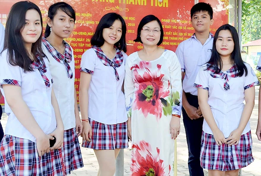 Cô Trần Thị Huyền, Giám đốc Trung tâm Giáo dục thường xuyên quận 12, cùng học sinh trong giờ ra chơi