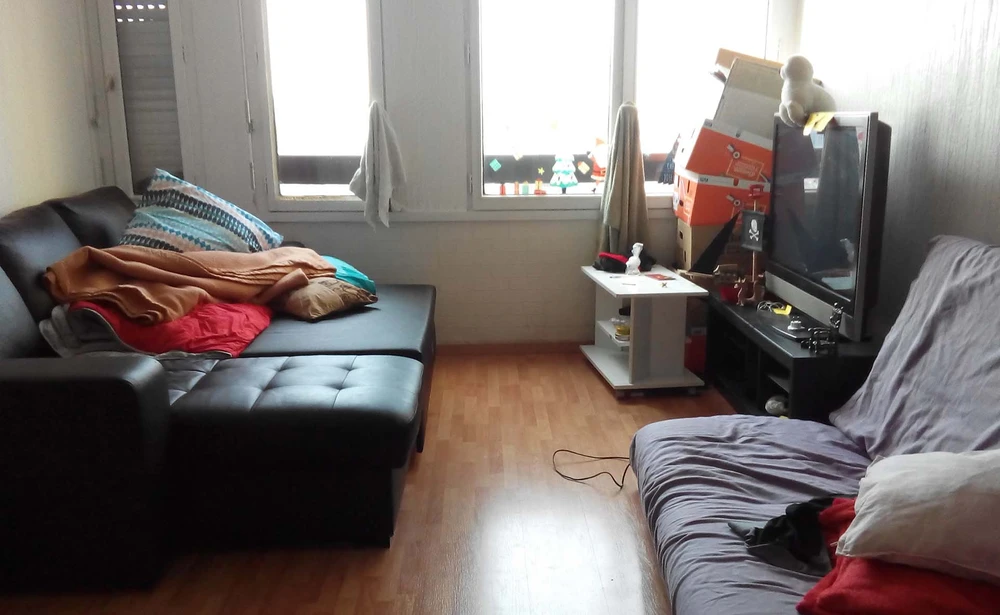 Một góc phòng khách của chủ nhà gốc Việt tại Paris trở thành nơi ngủ cho khách trọ